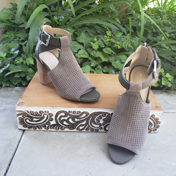 Chic Marc Fisher Suede Block Heel Sandals - Picture 11 of 12